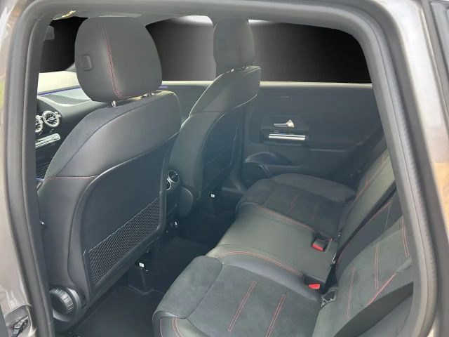 Mercedes-Benz B 220 4MATIC AMG Line Sedan