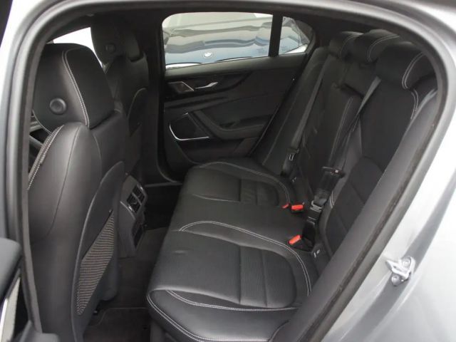 Jaguar XE AWD R-Dynamic SE