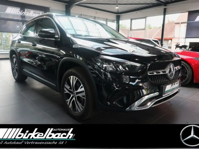 Mercedes-Benz GLA 200 Advanced 7G LED RFK  LHZ Apple