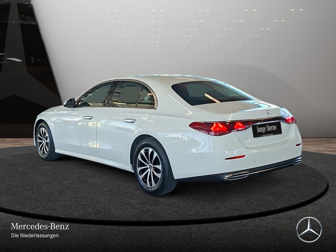 Mercedes-Benz E 200 Sedan
