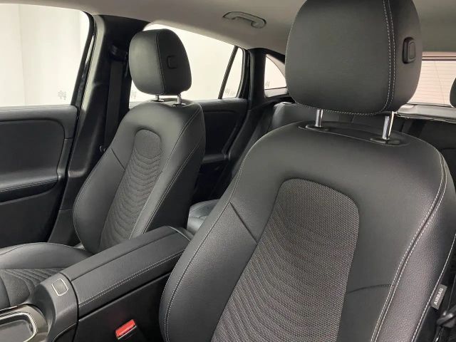 Mercedes-Benz GLA 180 LED+AHK+KAMERA+EASY-PACK+SITZHZG+NAVI