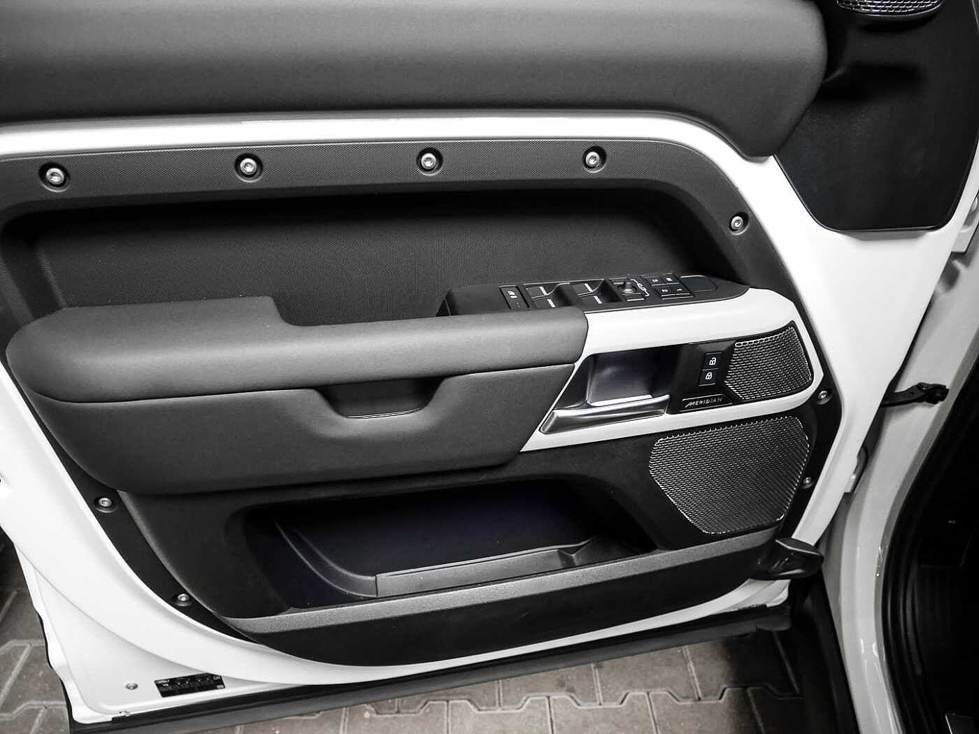 Land Rover Defender 110 Dynamic SE