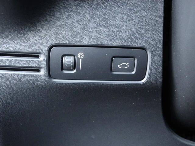Volvo XC40 Essential 2WD Digitales Cockpit Soundsystem LED Sp
