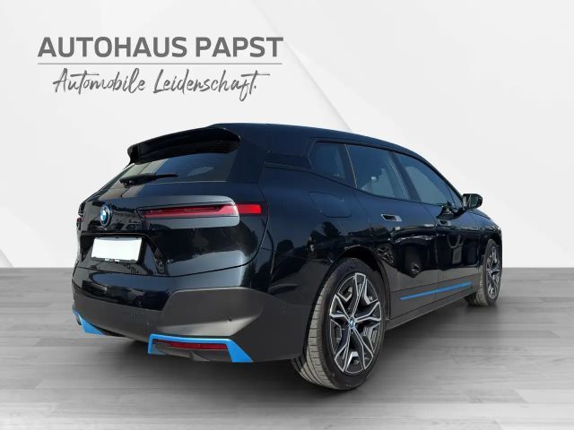 BMW iX *** LUFTFEDERUNG ** INTEGRAL AKLTIVLENKUNG / LASER