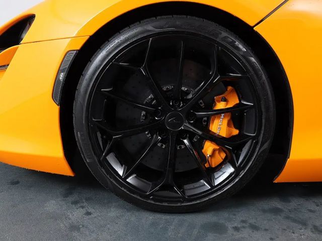 McLaren Artura Spider