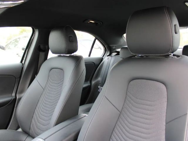 Mercedes-Benz A 200 A 200 d