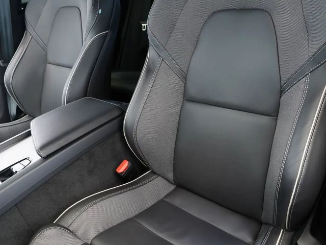 Volvo XC60 AWD Dark Plus