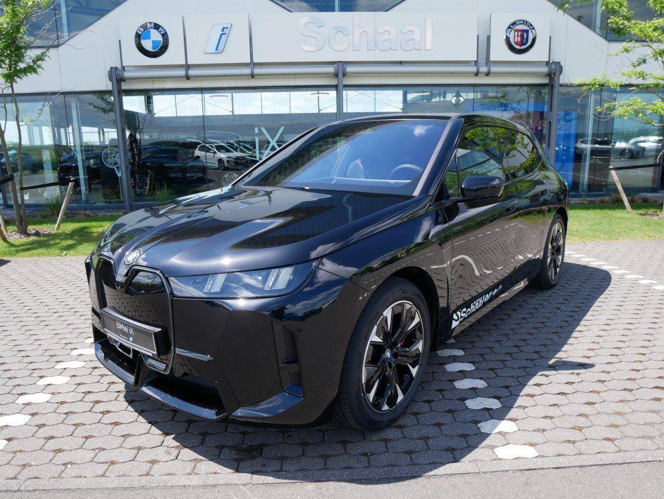 BMW iX xDrive60