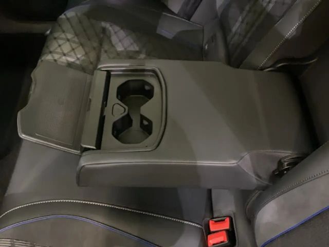 Volkswagen Passat 1.5 eTSI DSG R-Line Variant