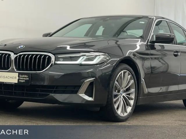 BMW 520 520i Luxury Line Sedan