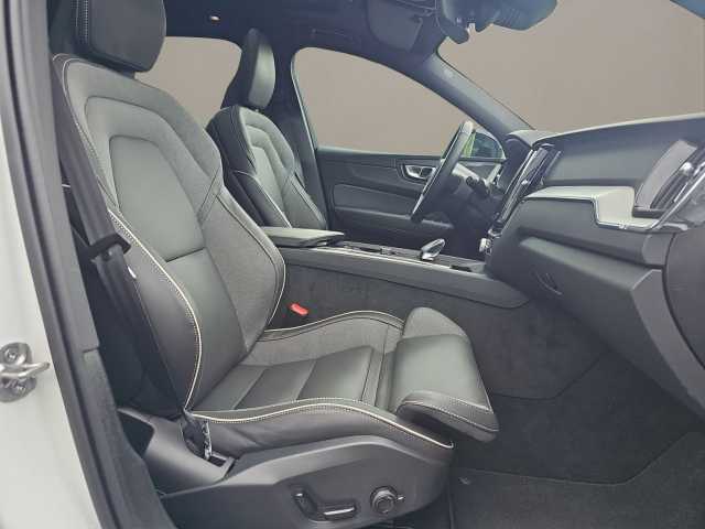 Volvo XC60 AWD Dark Plus