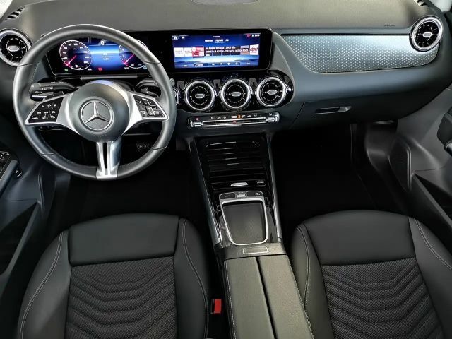 Mercedes-Benz B 200 Progressive Sedan