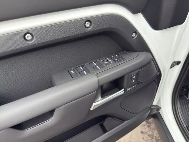 Land Rover Defender 110 D250 Dynamic SE