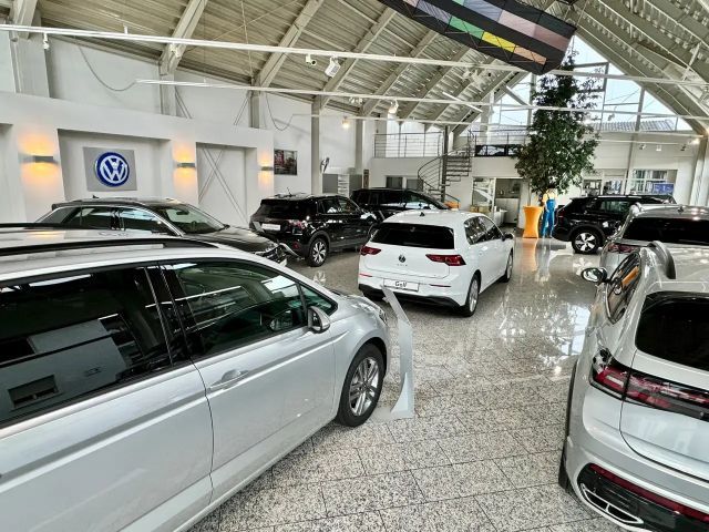 Volkswagen Golf 1.5 eTSI DSG R-Line Variant