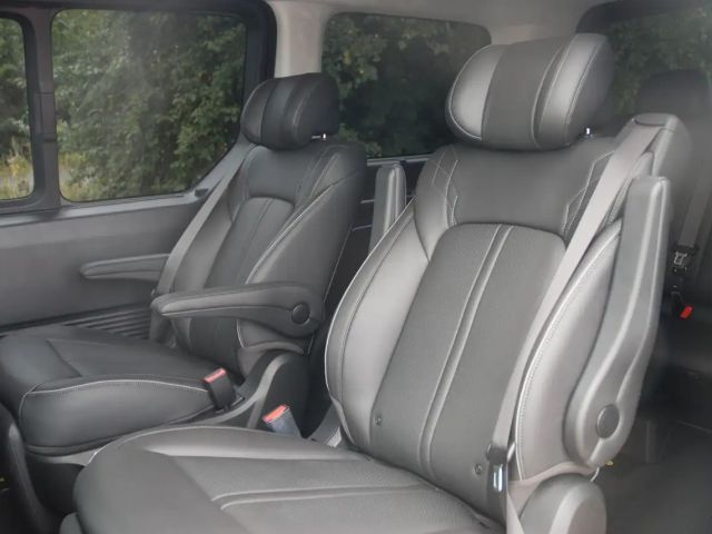 Hyundai Staria Signature