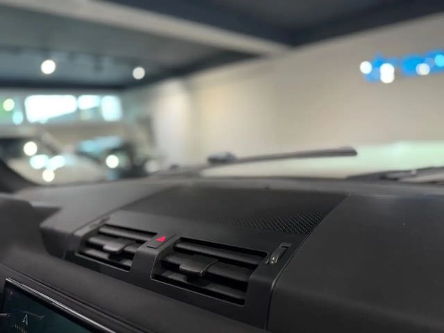 Land Rover Defender 110 Black Pack