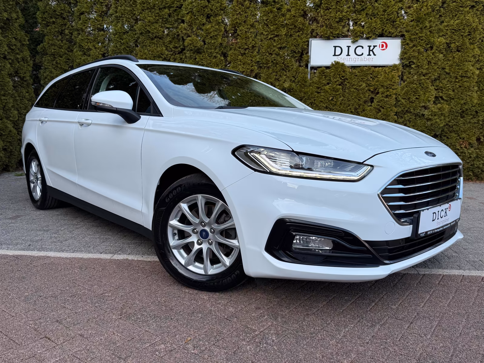 Ford Mondeo 2.0 Aut. LED+PANO+KAMERA+SHZ+NAVI+CARPLAY