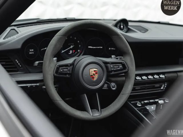 Porsche 992 4 Cabrio GTS Targa