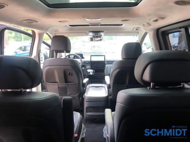 Hyundai Staria Signature