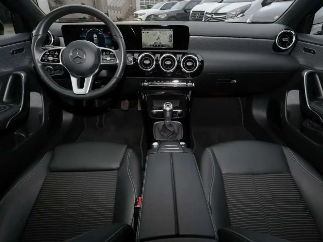 Mercedes-Benz A 180 NIGHT PAKET+CARPLAY+SPURHALTE+MBUX+17 ZOLL