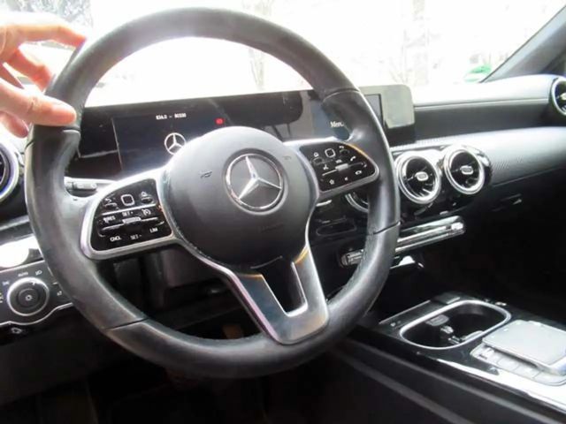 Mercedes-Benz A 200 A200 7G-DCT Navi/AHK/SHZ/RFK/LED