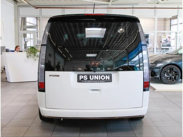 Hyundai Staria Signature