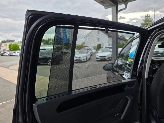 Volkswagen Touran 1.5 TSI DSG IQ.Drive R-Line