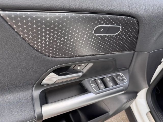 Mercedes-Benz GLA 200 *Panodach*LED*Rückfahrkamera*Easy-Pack*