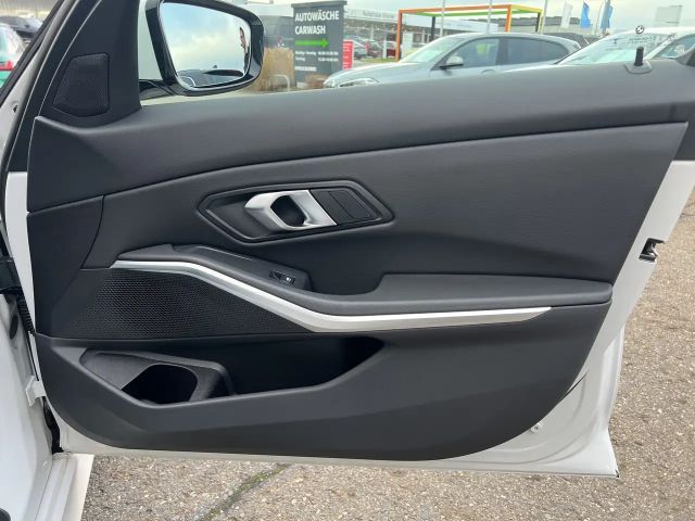 BMW 320 320i M-Sport Sedan