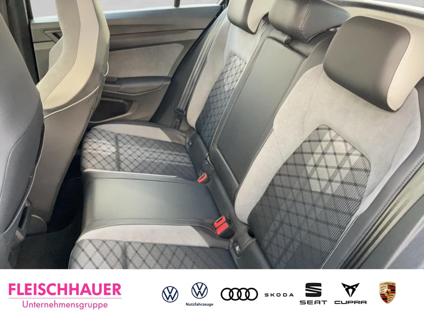 Volkswagen Golf 1.5 eTSI DSG Golf VIII R-Line