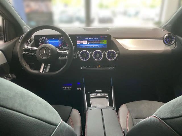 Mercedes-Benz B 220 4MATIC AMG Line Sedan