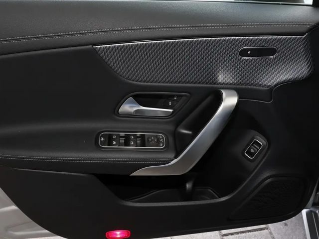 Mercedes-Benz CLA 180 KAMERA+SPURHALTE+LED+18"