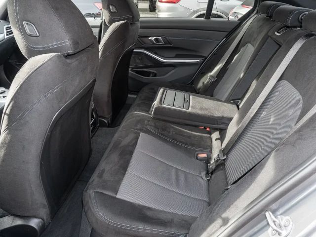 BMW 320 320i M-Sport Sedan