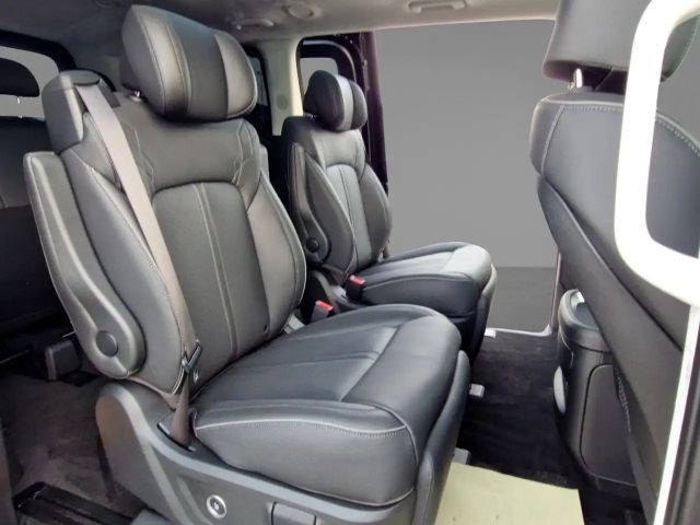 Hyundai Staria Signature