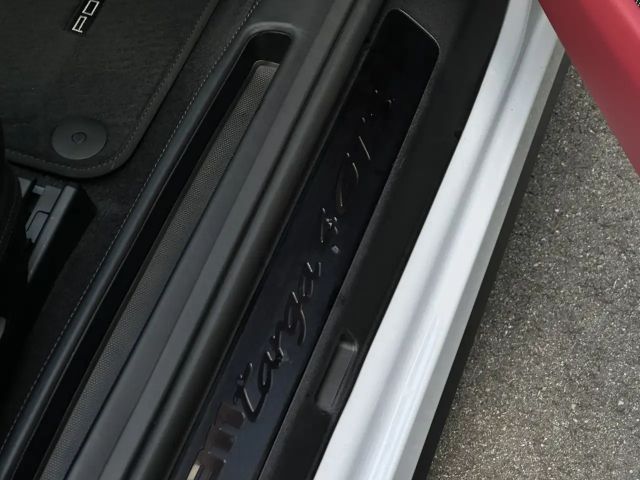 Porsche 992 4 Cabrio GTS Targa