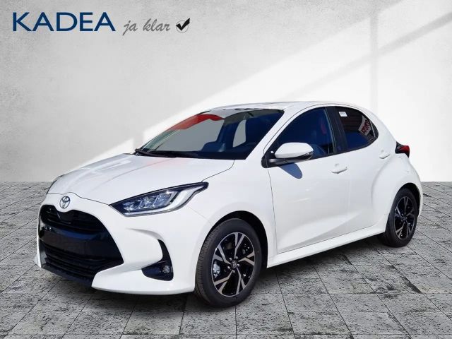 Toyota Yaris 1.5 Teamplayer CP ACC+LED+SHZ+Fernlichtass.