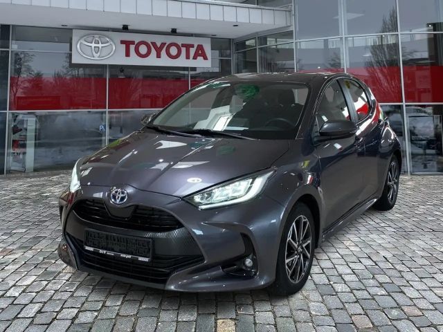 Toyota Yaris 1.5 Teamplayer ACC+LED+SHZ+Fernlichtass.