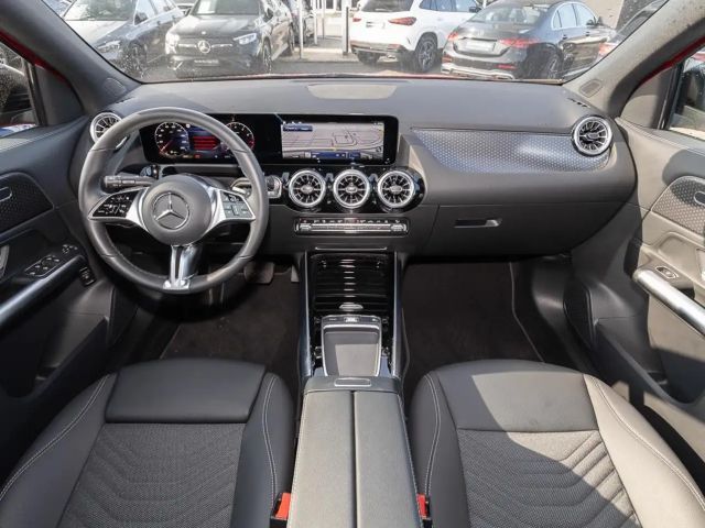 Mercedes-Benz GLA 180 Pano STH W-Paket KeyLess ParkAss. LED