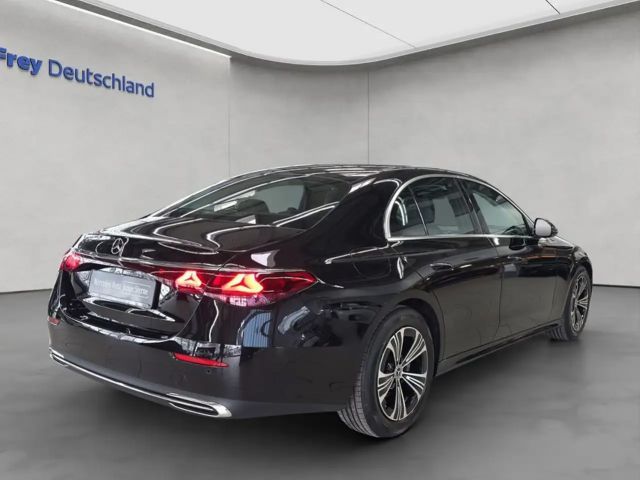 Mercedes-Benz E 200 Sedan