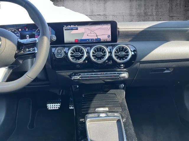 Mercedes-Benz A 200 A 200 d AMG Line