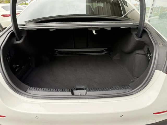 Mercedes-Benz E 200 AMG Line Sedan