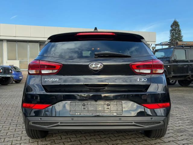 Hyundai i30 Lim, AUTOM.,Klimaaut., Navig., LED, 8 x Alu