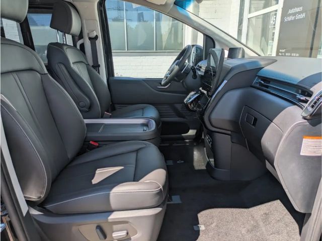 Hyundai Staria Signature