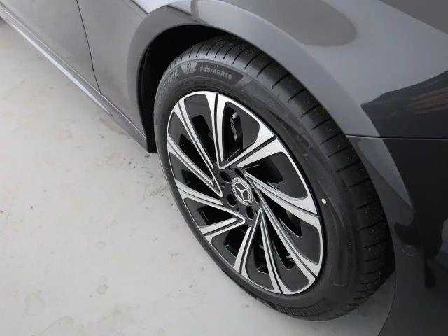 Mercedes-Benz E 200 Sedan