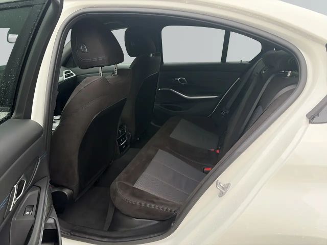 BMW 320 320i M-Sport Sedan