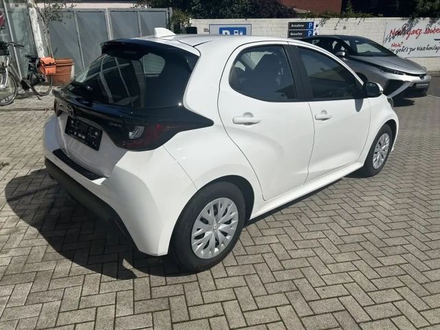 Toyota Yaris Business Hybride Play