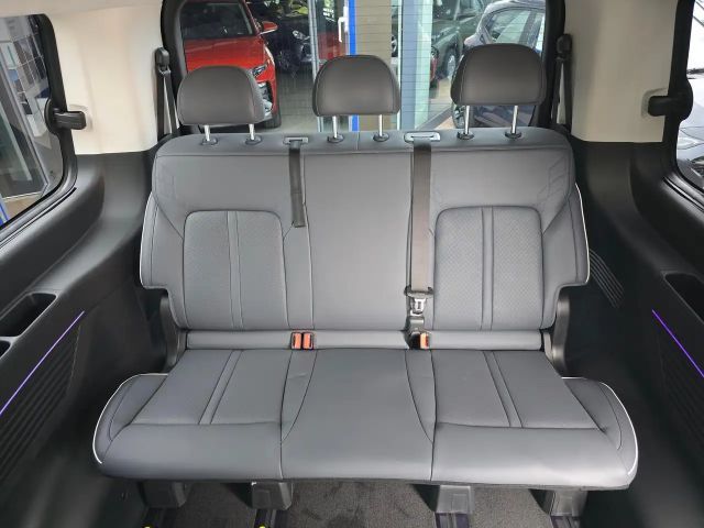 Hyundai Staria Signature