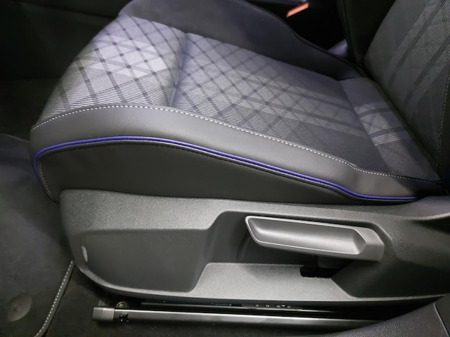 Volkswagen Golf 1.5 eTSI DSG R-Line