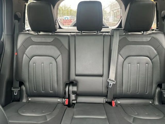 Land Rover Defender 110 D250 Dynamic SE