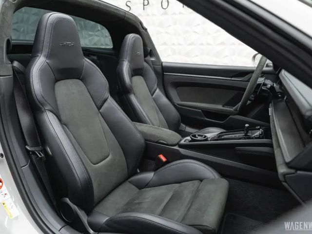 Porsche 992 4 Cabrio GTS Targa